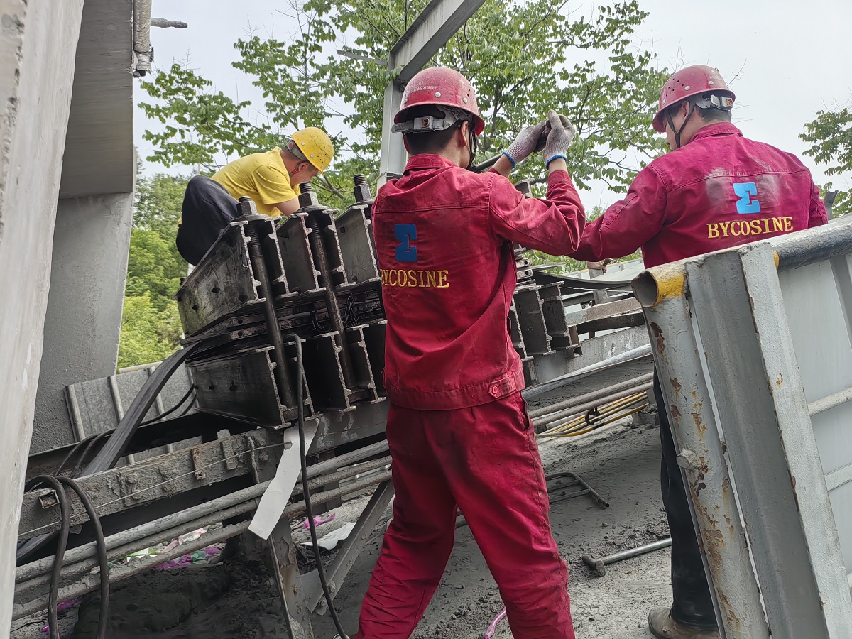 電熱式硫化機(jī)都有哪些作用?輸送帶硫化機(jī)全方位介紹